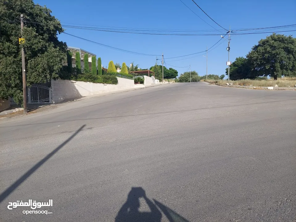 أرض مميزة في الفحيص 950م ذات اطلاله عاليه منطقه فلل فخمه تبعد عن مدرسه البكلوريا 3 دقائق