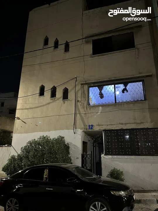 عمارة للبيع مكونة من ثلاث طوابق و روف