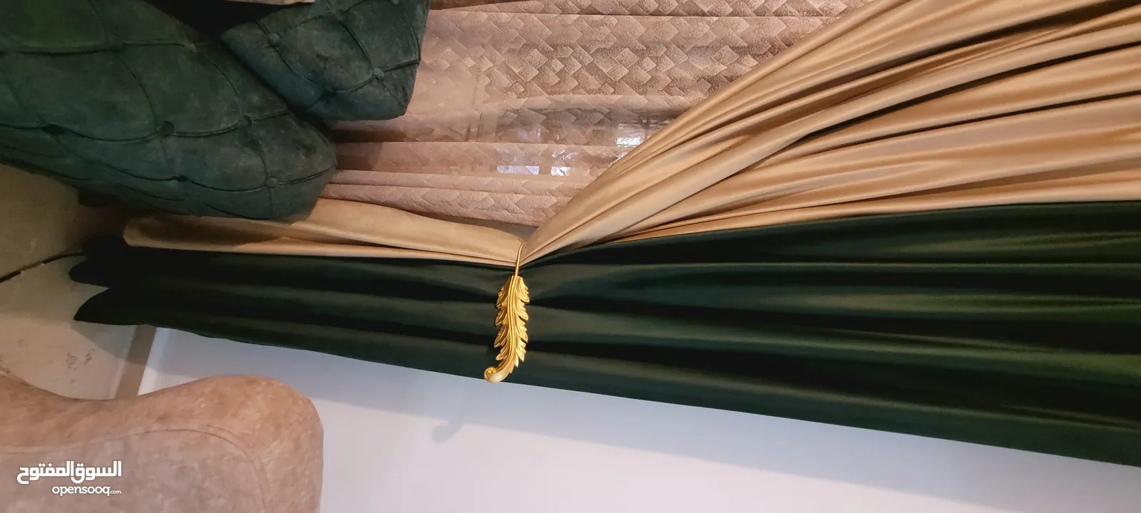 طقم كنب وستارة للبيع بداعي السفر استعمال خفيف شبه الجديد الستاره تفصيل