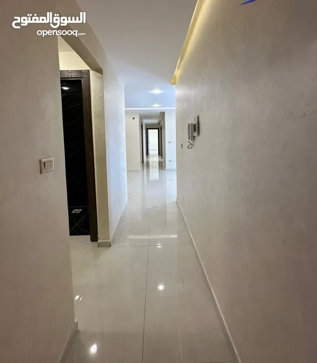 4 غرف نوم في الجبيهة قرب جامعة الاميرة سمية تشطيب فندقي مع تدفئة راكبة