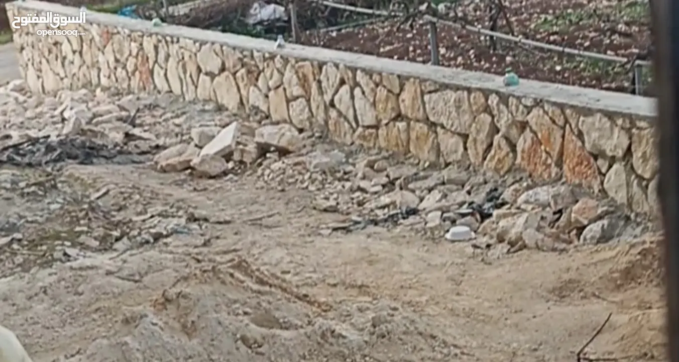 مقاولات بناء جدران حجر طلياني تبليط ساحات حجر  تعمير اراضي وتشييك وبناء جدران سلاسل حجرية