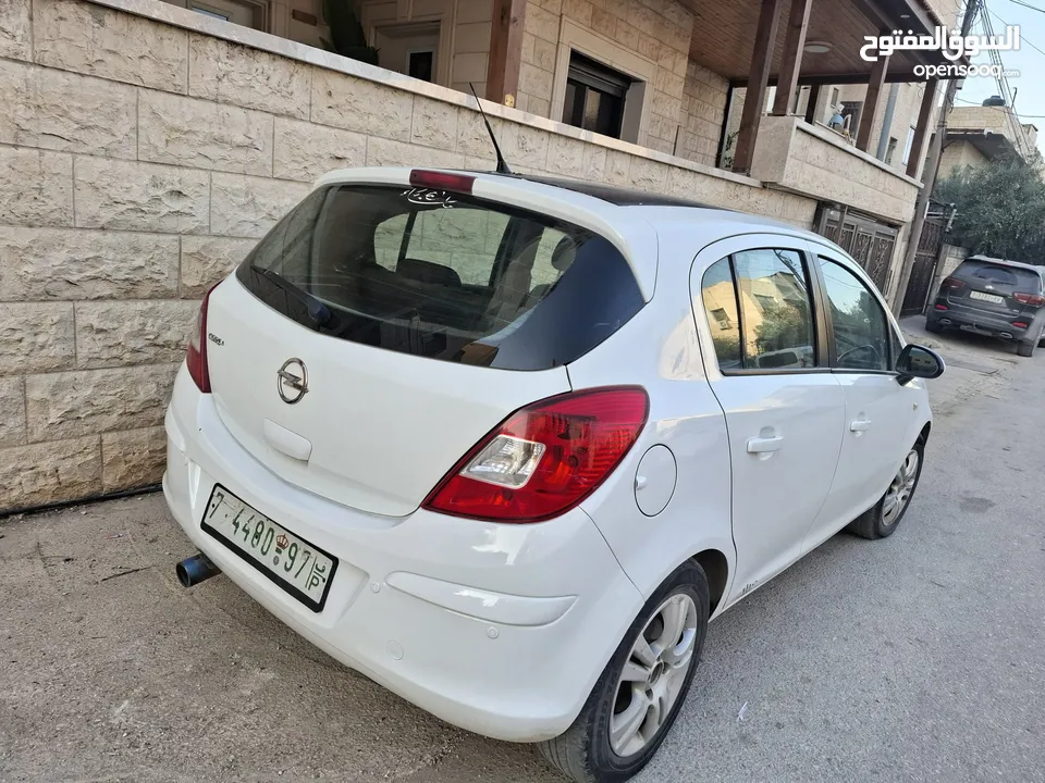 سيارة بشكل ممتاز