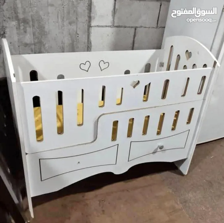 تخت بيبي لون ابيض بحال الوكاله