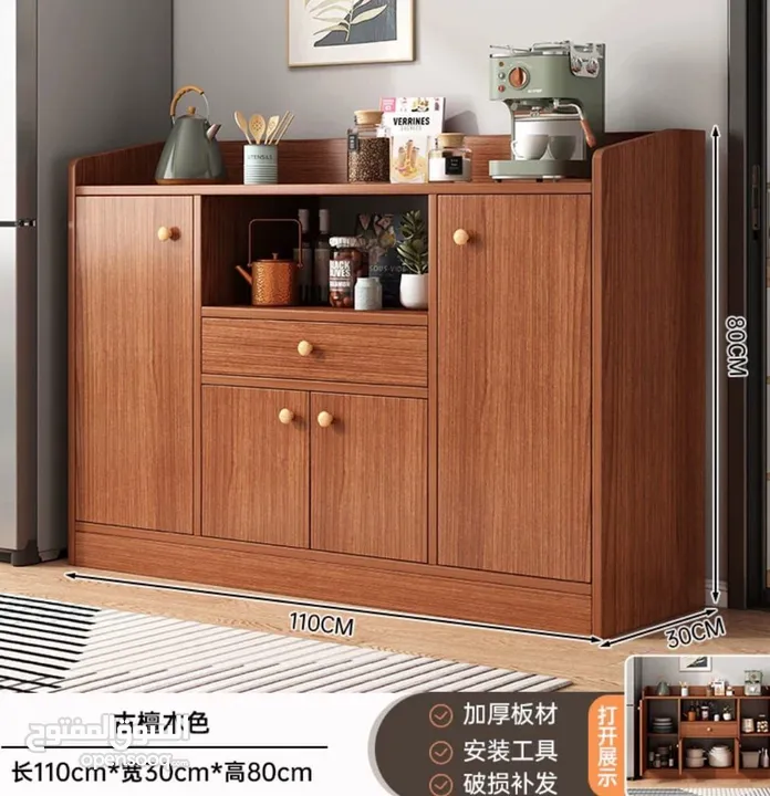 خزانة عملية مع مقابض خشبية بسيطة وأنيقة  تصميمها يجمع بين المساحات المغلقة والرفوف المفتوحة لسهولة
