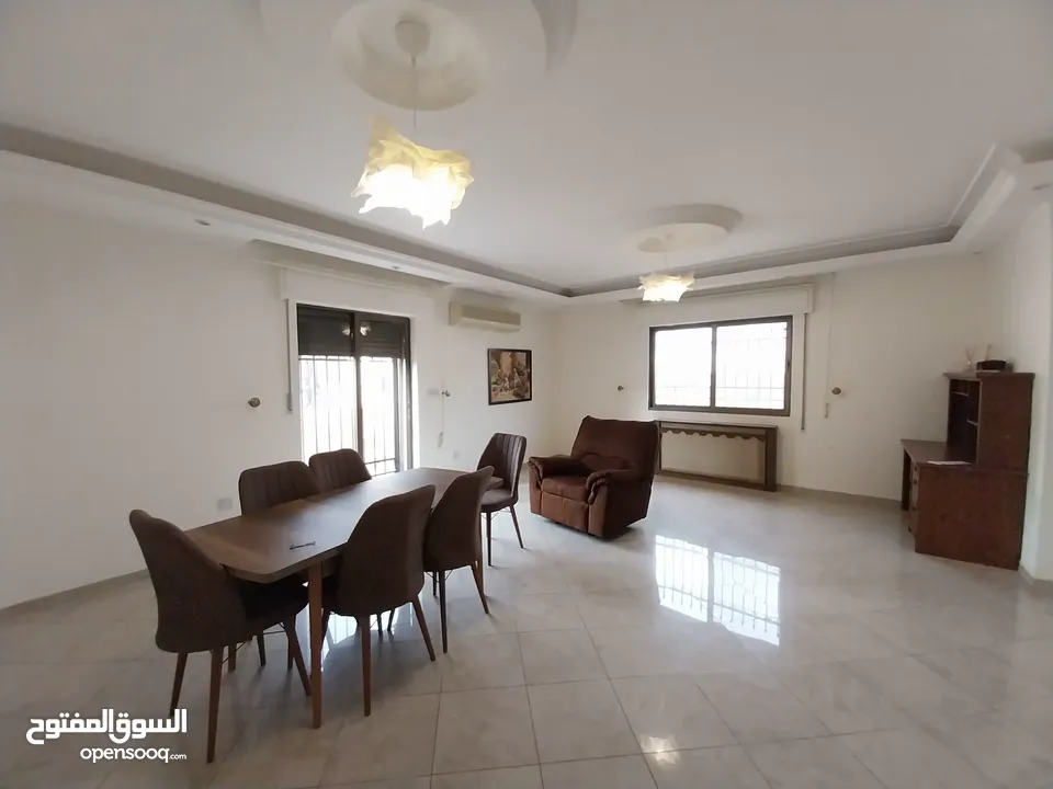 شقة غير مفروشة للإيجار 300م2 ( Property 19257 )-174965400
