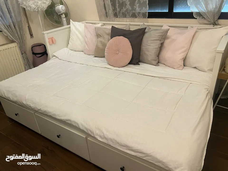 سرير للبيع من ايكيا يتحول إلى مفرد أو مجوز أو كنب مع فرشتين