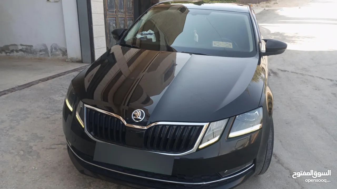 سكودا اوكتافيا 2017 اصل برايفت عداد 102000 بصمة تشغيل مري كهرباء كراسي كهرباء تدفئة كراسي تحكم ستيرن