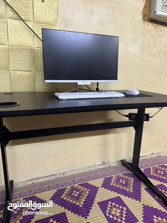 كمبيوتر مكتبي من ايكون مع طاولة والكرسي