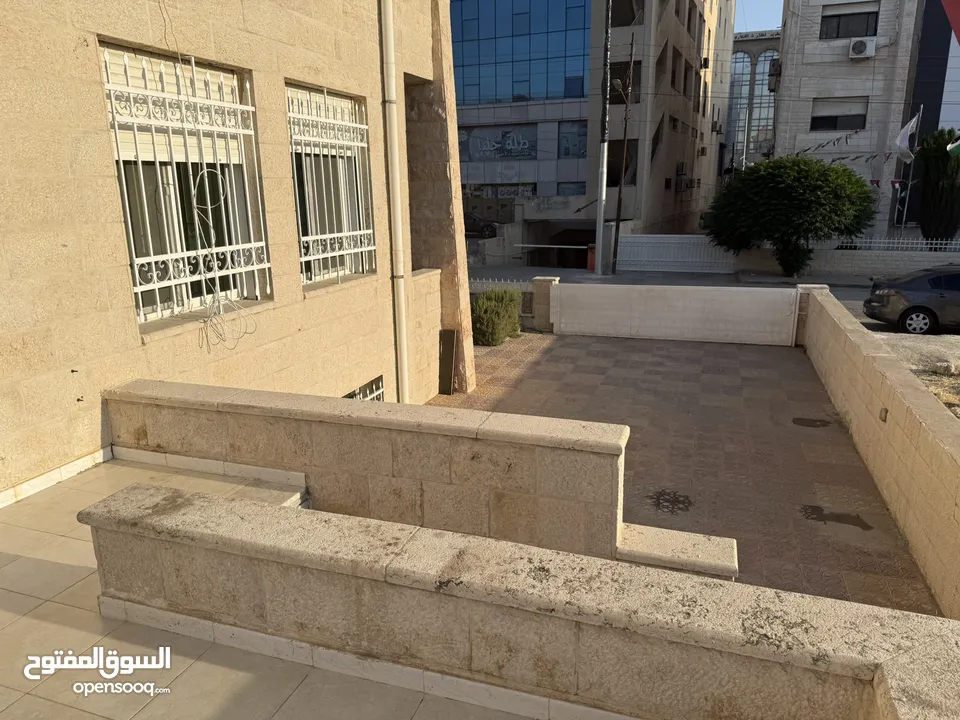 مكتب للايجار طابق ارضي مساحه 190متر الجاردنز قرب دوار الواحه