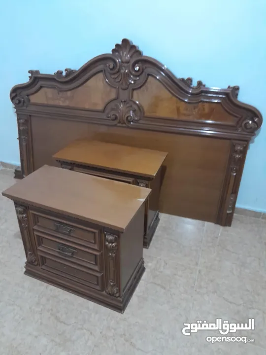 تخت مجوز وكمودينات خشب تقيل  بحالة جيدة جدا  للبيع لتواصل