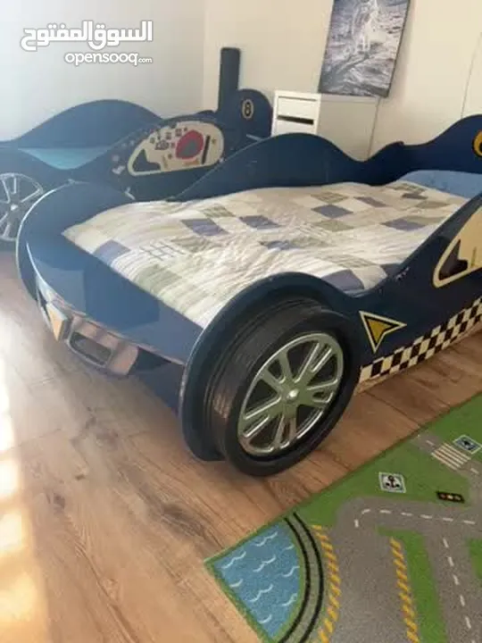 سرير أطفال شكل سيارة عدد 2 للبيع
