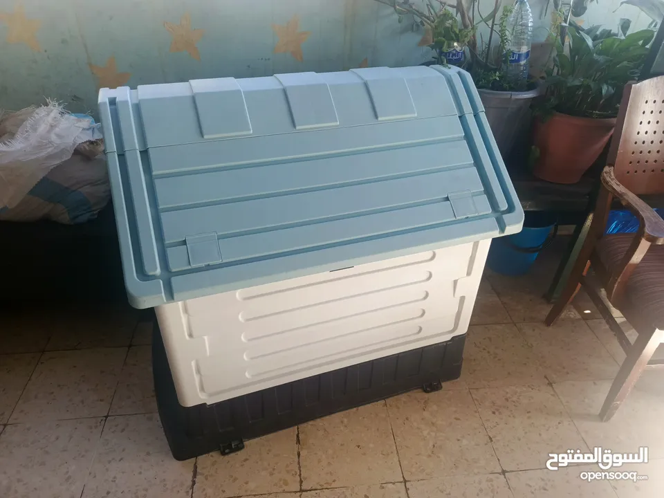 بيت كلب بلاستيك حجم كبير نضيف وما في اي كسر