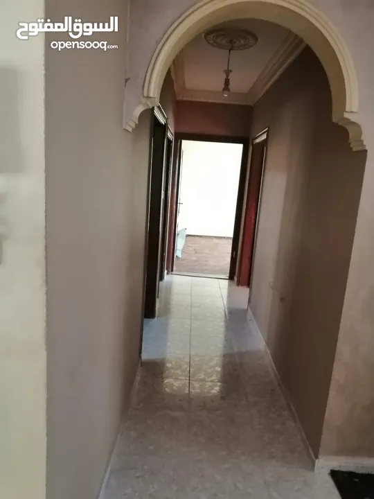 شقة للبيع في ماركا الجنوبية نادي السباق شيك المطار 3 غرف ومطبخ خشب بلوط وصالون و2 حمام وحماية راكبه