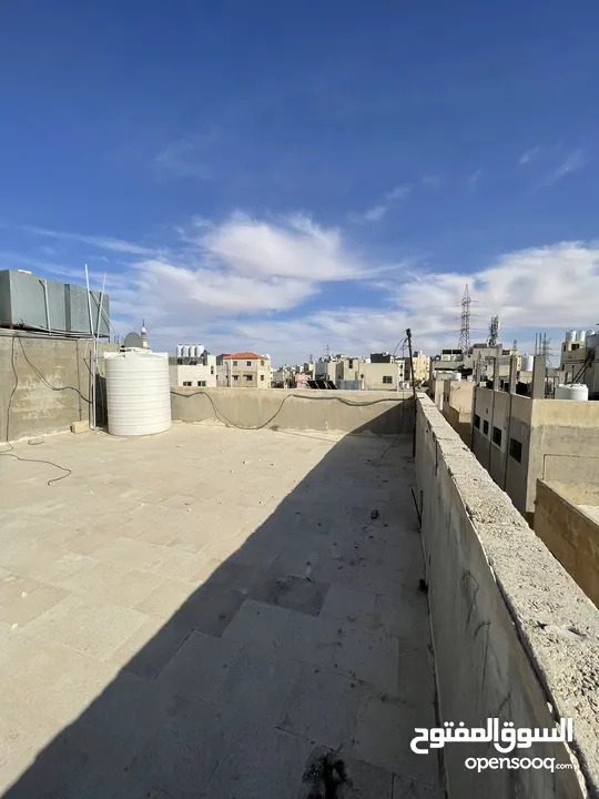 عمارة خمس شقق ومخزنين للبيع بسعر مغري