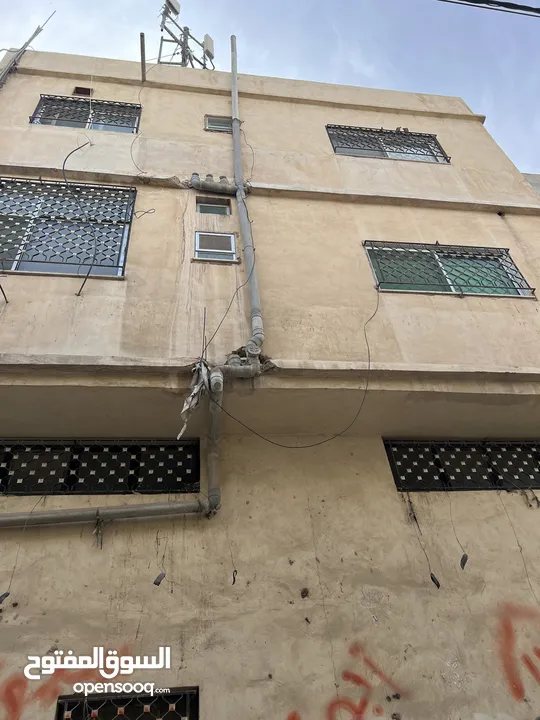 مستودع طابقين + شقتين للسكن+ برج اتصالات على السطح مؤجر مخيم الزرقاء قرب مدارس وكالة الغوث