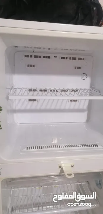 ثلاجه حجم وسط  و فريزر  للتبريد مستعمل نظيف كتييير  من شركه  سامسونج 220-240V/50Hz