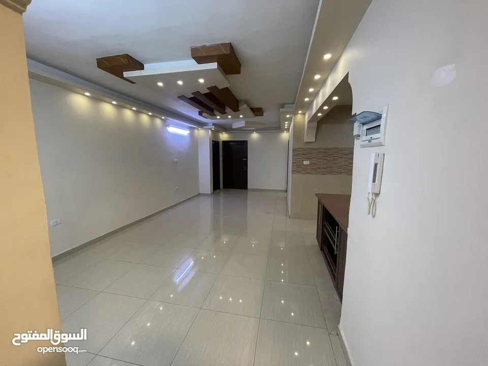 شقه بمدخل مستقل فاخره ومميزه  طابق ارضي مجمع عمان جديد