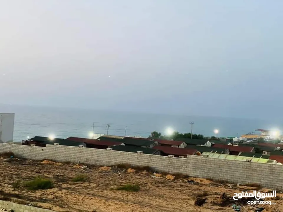 قطعة ارض 612م واجهتين قطران على البحر بجانب قرية العطايا السياحية  موقع استثماري استراتيجى