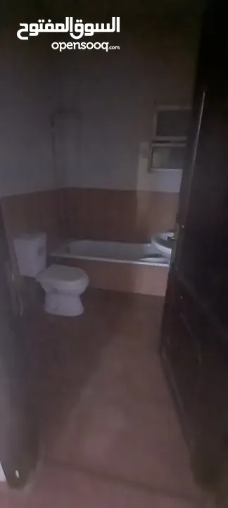 شقه سكنيه للبيع ويتوافر جميع الخدمات مثل سوبر ماركت وصيدليه وحلاق