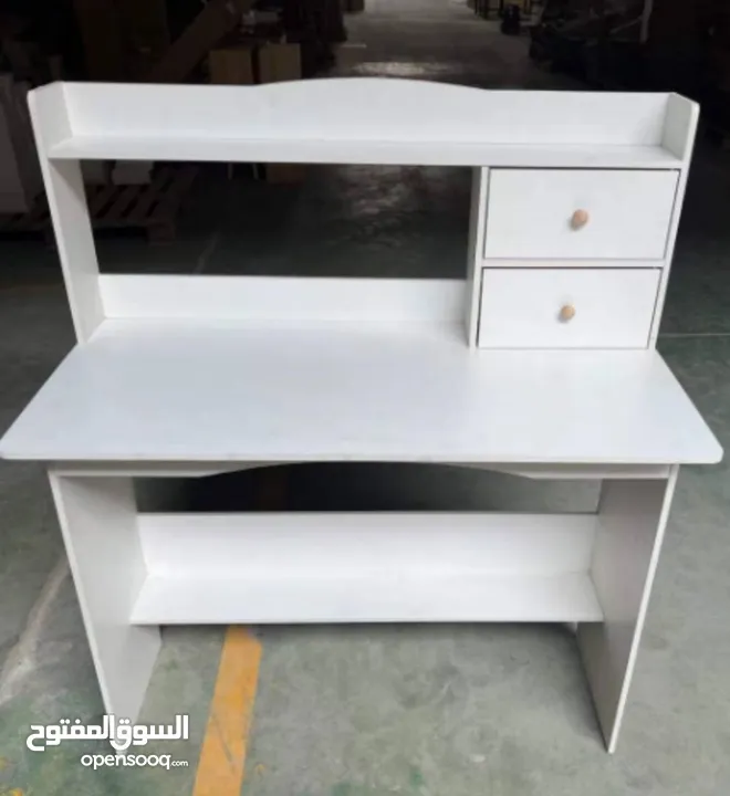 هل تبحث عن مكتب أنيق وعملي في آنٍ واحد؟