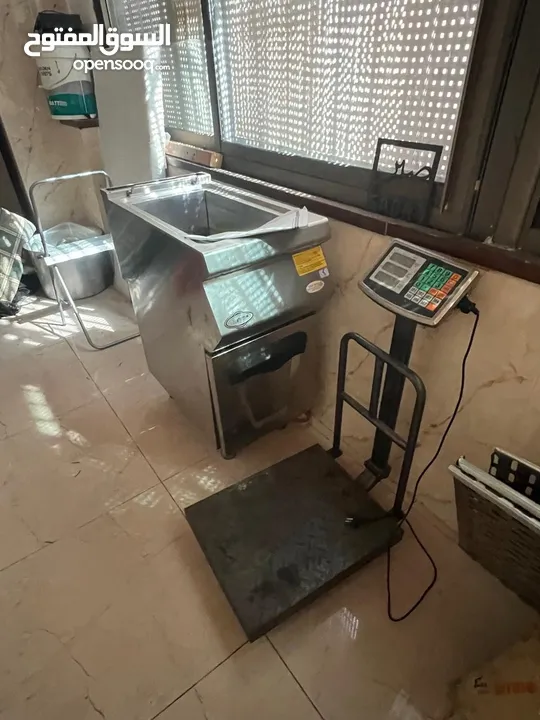 عدة مطعم وشاورما جاهزة للبيع  جديدة مع كفالتها استخدام 5 شهور فقط