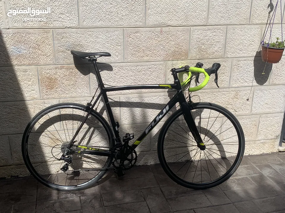 Fuji road bike   بسكليت سباق رود (فوجي) شيمانو وزن خفيف حالة ممتازة بسعر ممتاز