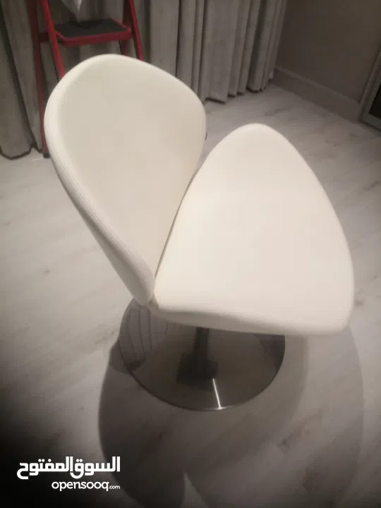 كرسي جلد دوار