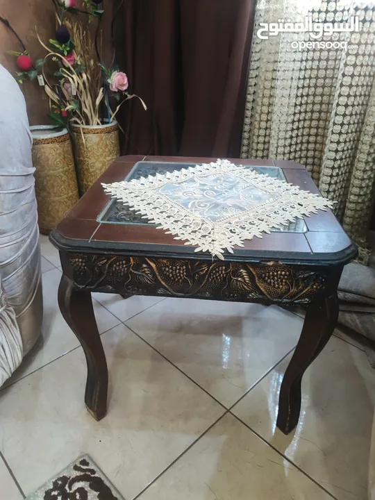 طقم كنب عدد 4 مع 5 طاولات خشب أنيق – بحالة ممتازة