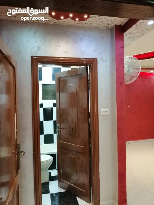 شقة للبيع في ماركا الجنوبية نادي السباق شيك المطار 3 غرف ومطبخ خشب بلوط وصالون و2 حمام وحماية راكبه