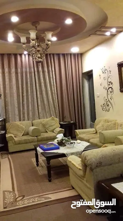 سكن مشترك للبنات فقط- شاغر لبنت طالبة او موظفة في غرفة ثنائية حي الجامعة الاردنية