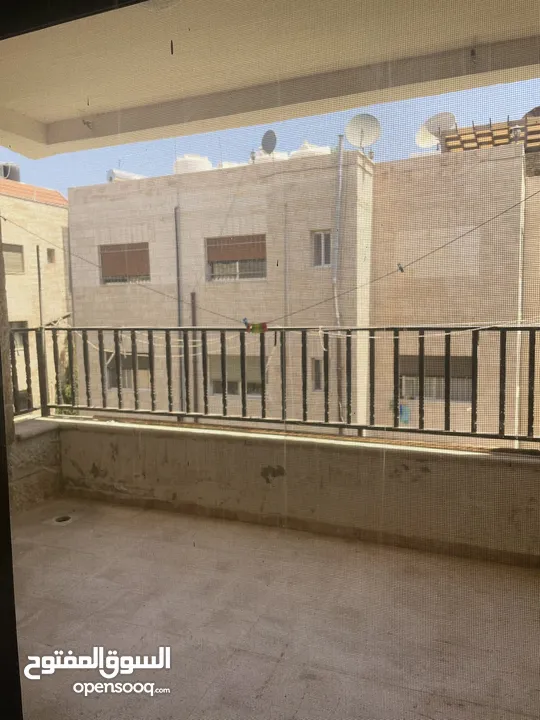 شقة واسعة للإيجار ذات اطلالة في شارع الجامعة