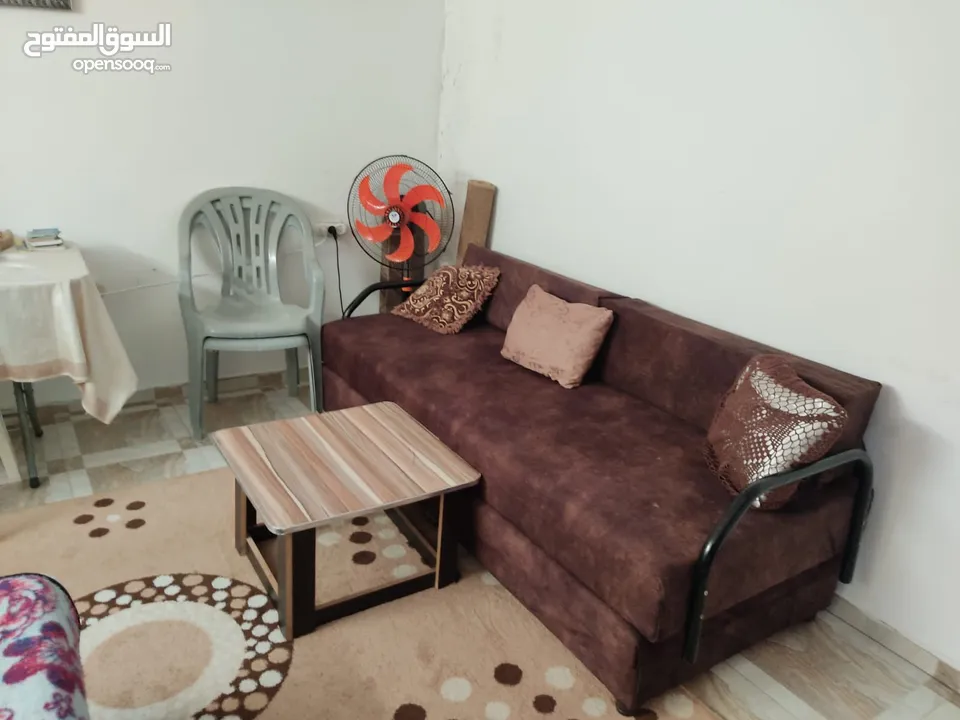 شقة مفروشة للأجار في حي البساتين بالقرب من شارع المدارس وصالات الأمير ، موقع مميز ومنطقة هادئة