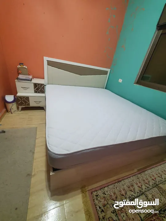 تحت مجوز 200*180 مع فرشة طبية مع 2 كومادينا وتواليت مع جرار وخزانة تحته ومرآة