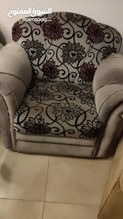 طقم كنب 8 مقاعد مع طاولة كبيرة وطاولتين جانبيات وموكيت  وستاير