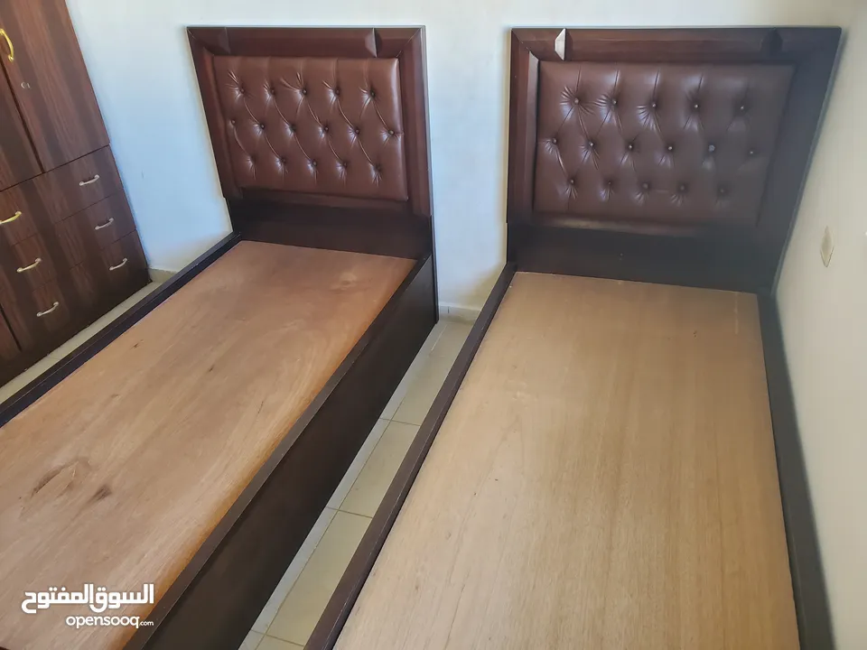تختين مفرد خشب مع لوح خشبي بحاله الوكاله