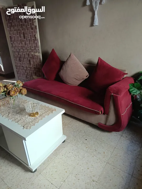 طقم كنب 8 مقاعد بحاله جيده مع البرادي مع طاوله لون ابيض وطاوله رخام بالإضافة إلى ديكور شاشه