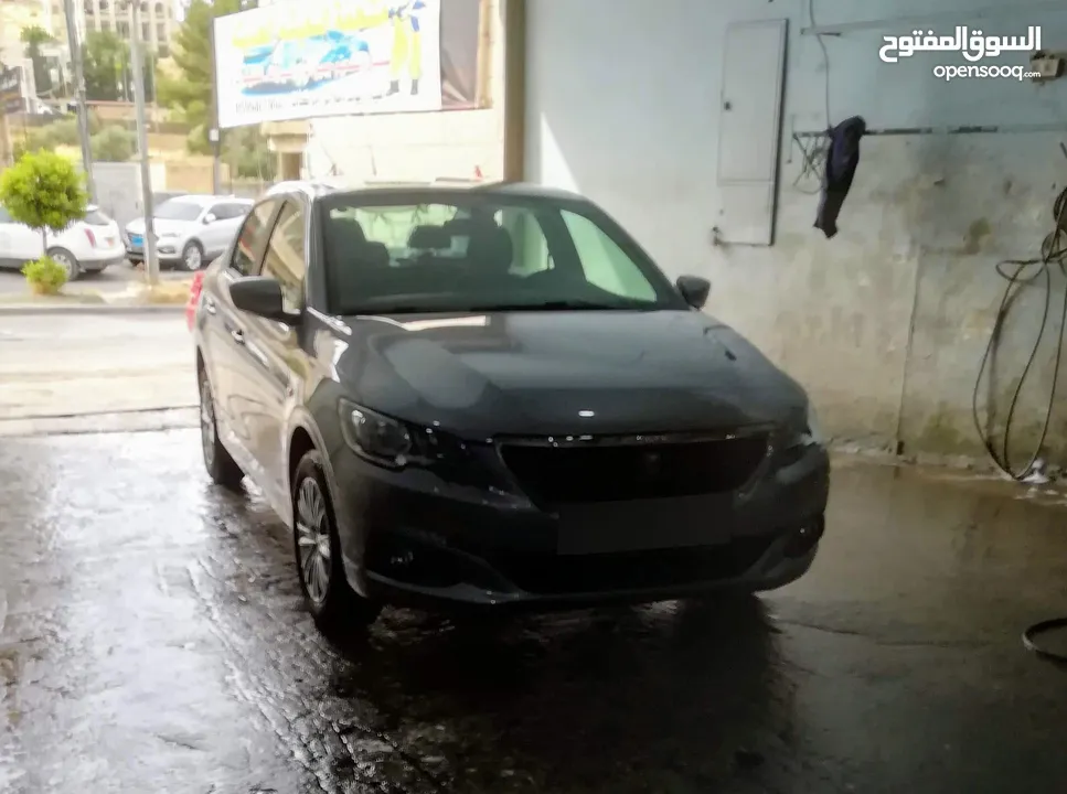 بيجو 301 لون رمادي من الخارج ولون المقاعد أسود ، موديل 2018، أوتومات، فقط ب 47000 شيكل فقط لا غير
