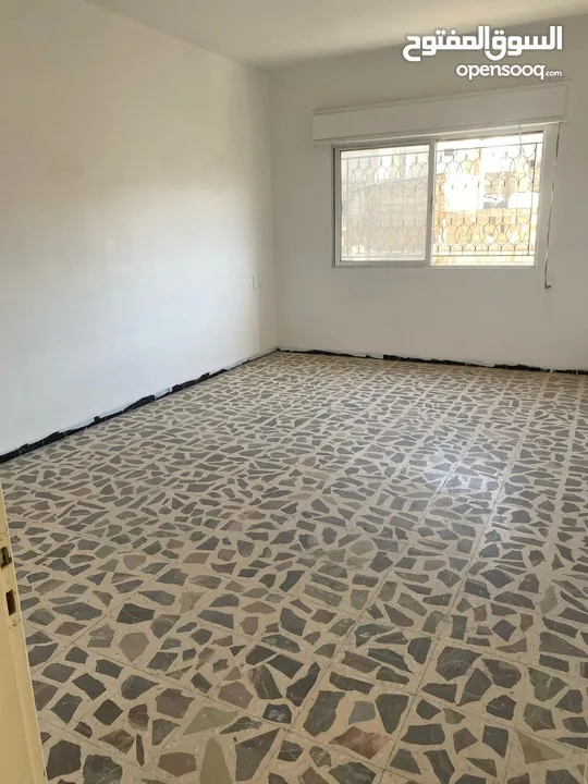 منزل كبير  الزرقاء/ الوسط التجاري