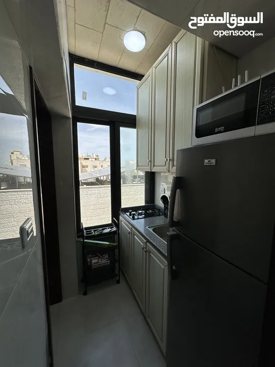 ستوديوهات جديدة 150 دينار اسبوعيا او 450 دينار شهريا في عمارة عائلات راقية