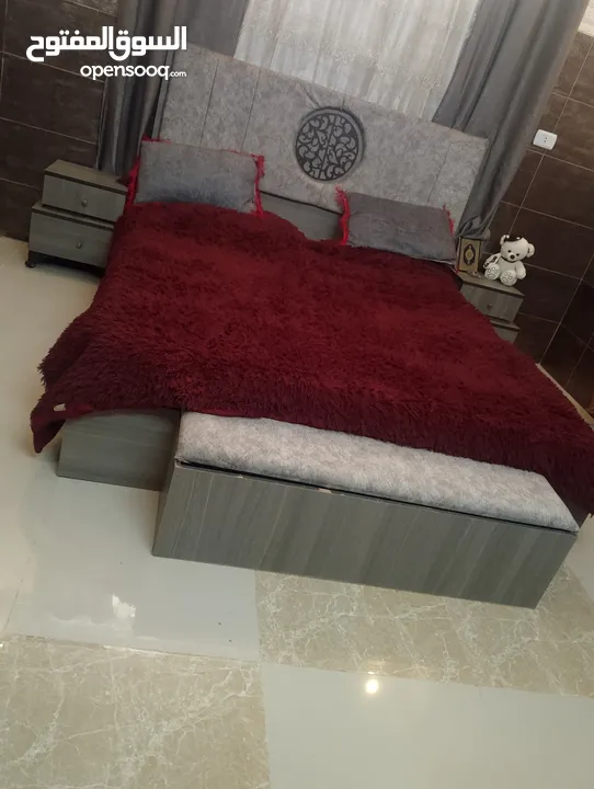 غرفه نوم مكونه من تخت وكومندينتين وتواليل وملحق تخت