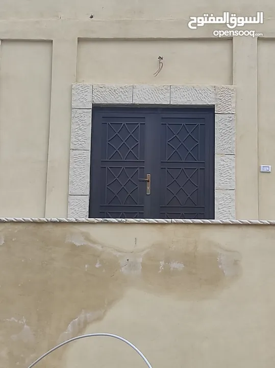 بيت مسطح 120 متر نطام امريكي تأسيس شاليه مع ترس جانبي مطل مساحه 40 متر مع حديقه وبئر ماء 12 وغيرها