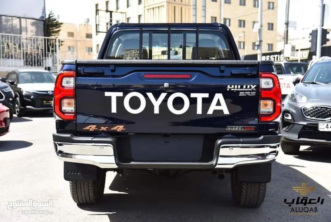 بيك اب Toyota Hilux 2024 لون كحلي