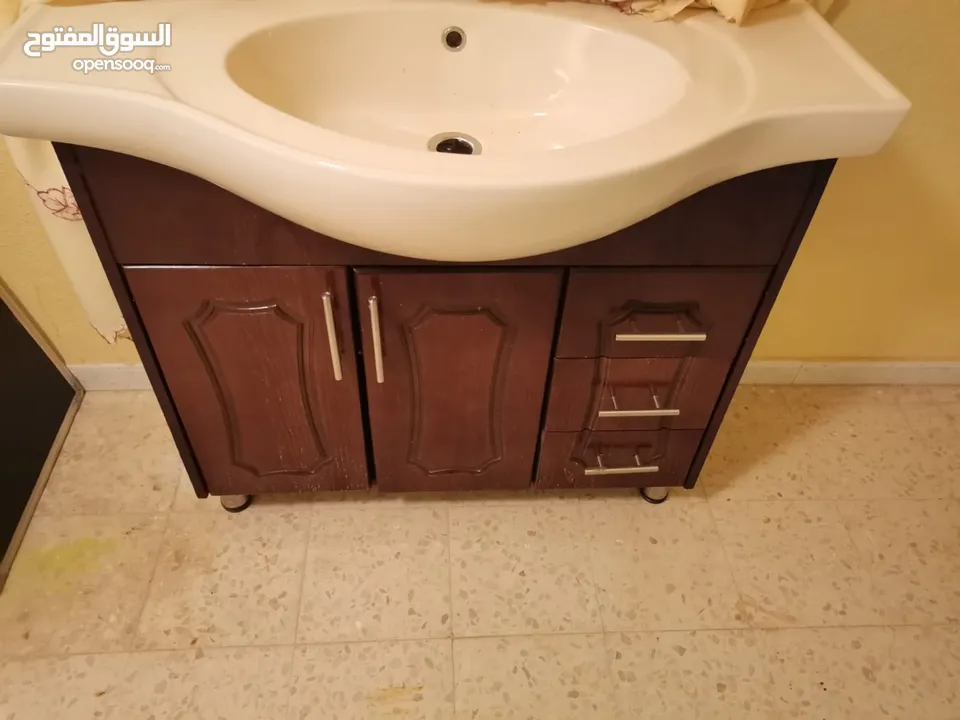 مغسله مع خزانه ومرايه  يوجد خدمة توصيل