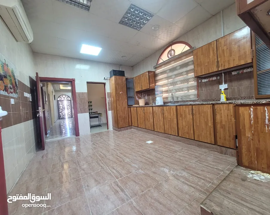 خدمات تنظيف احترافية في عجمان - عرض خاص! هل تبحث عن خدمات تنظيف موثوقة وعالية الجودة في عجمان؟