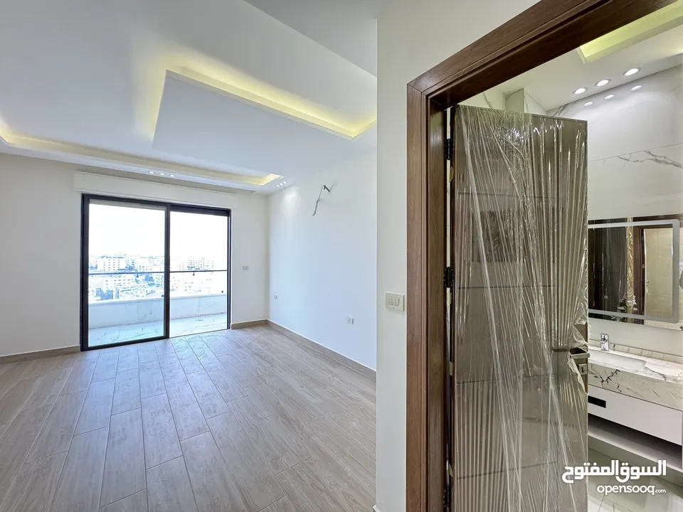شقة بتشطيبات مميزه طابق ارضي مساحة 240م باجمل منطاق خلدا (مشروع 107)