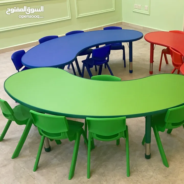 Adjustable height children’s tables + 4 chairs طاولات قابلة للتعديل في الارتفاع + 4 كراسي