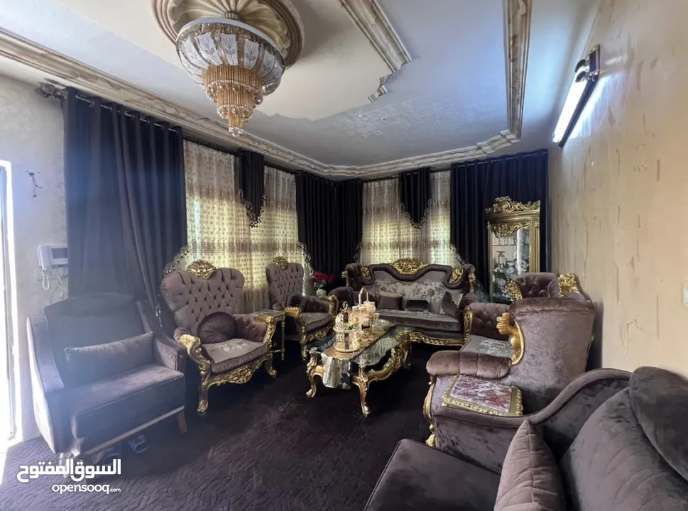 بيت بسعر شقة - بسعر مغري.. الزرقاء-الزواهره-حي جبر ، يوجد فيه بلكونه و حديقة ، التواصل للجادين فقط