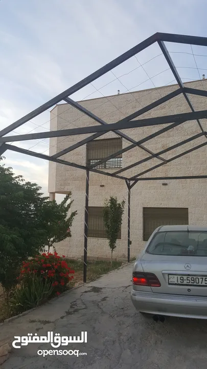 فيلا مميزه ومطلة و مخدومة   علا شارعين للبيع للبيع السعر جيد جدا