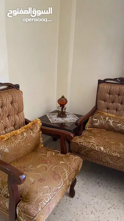 طقم سفرة / طقم كنب ضيوف/ كيزر ماء( سخان ) / مكيف 2 طن/ مفرش تخت وبرداية طقم/ قلاية كهربائية / طاولات