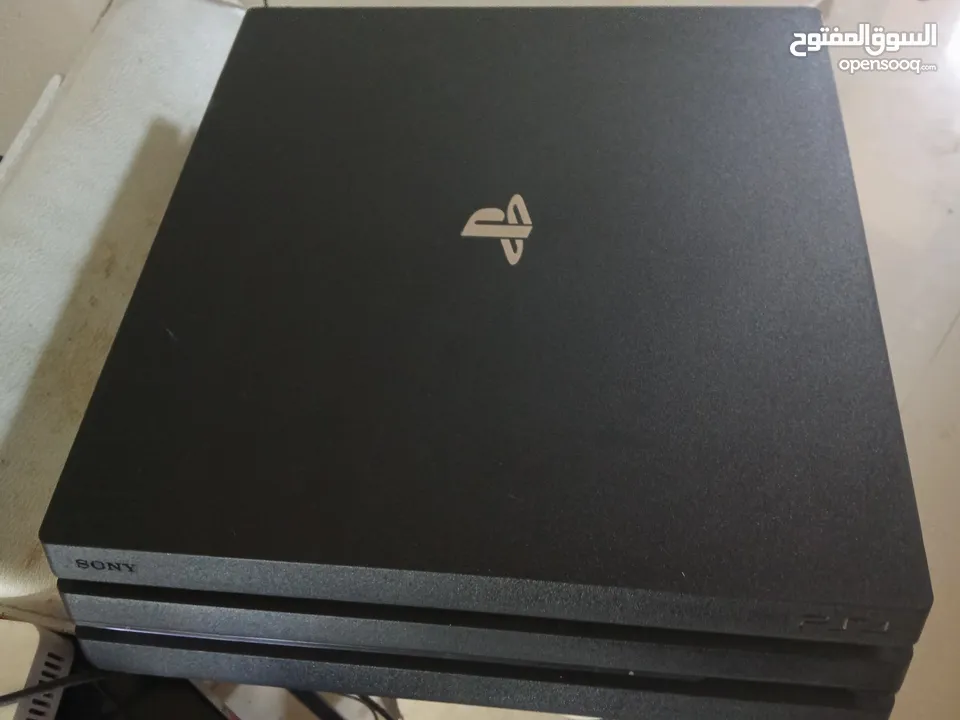 جهاز ps4pro مع اربع دسكات مع جميع اسلاك 4k أفلام و العاب و 1تيرا